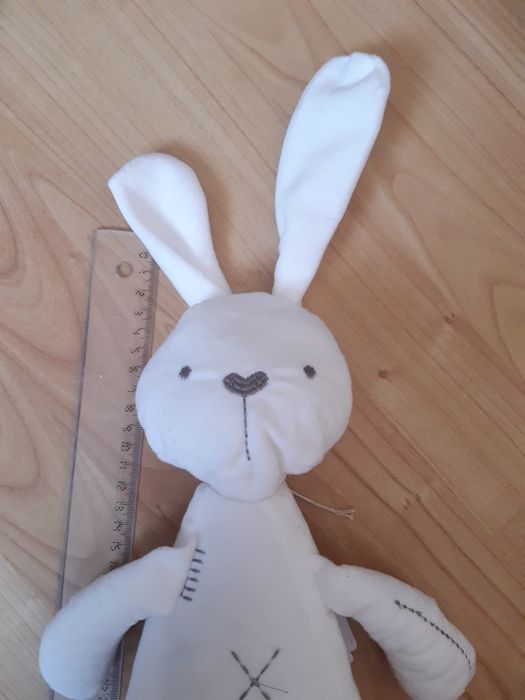 Iepuraş de plush nuantā de alb