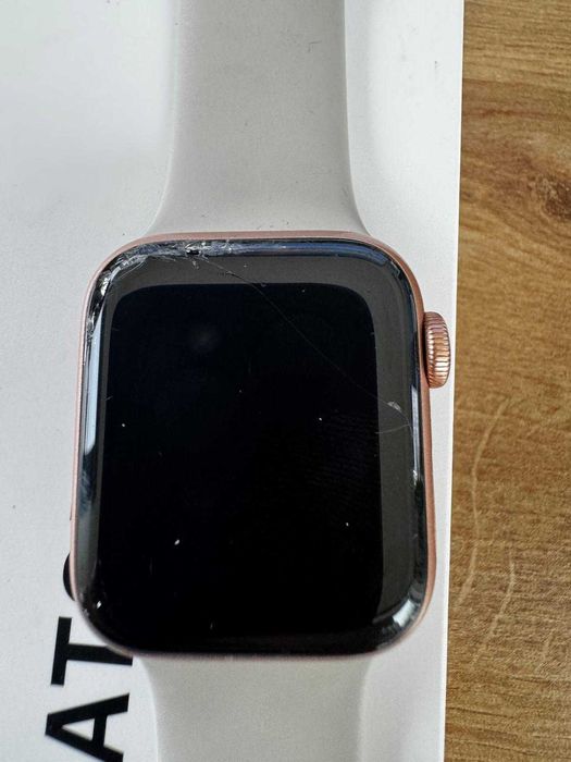 apple watch se gold aluminium case