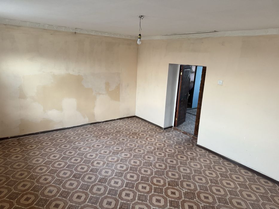 Фенкс устиндеги 5-этажда 3-ханалы квартира 350000млн сум догвр есть