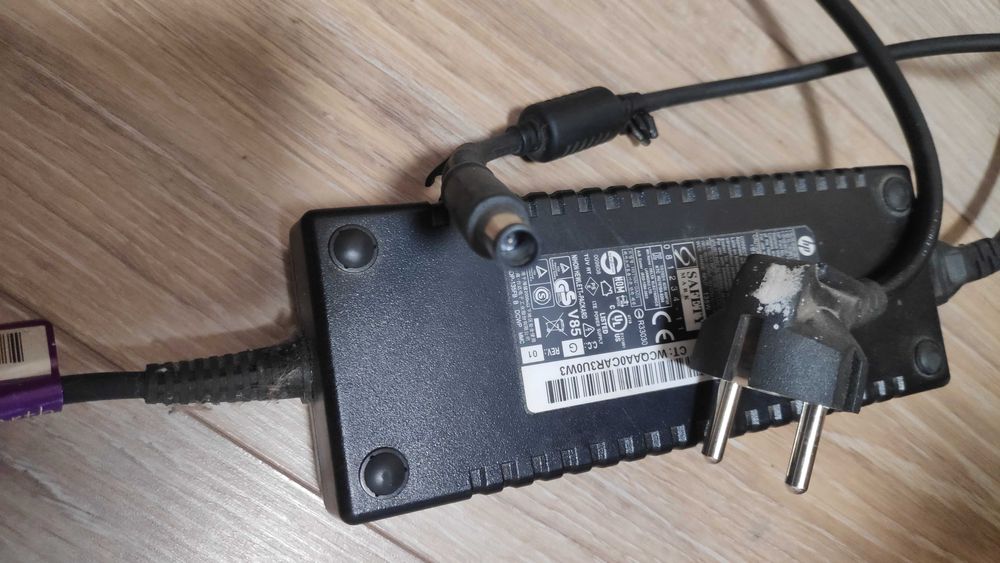 HP зарядно 19.5V , 6,9A - 135W за лаптоп / малък компютър HP