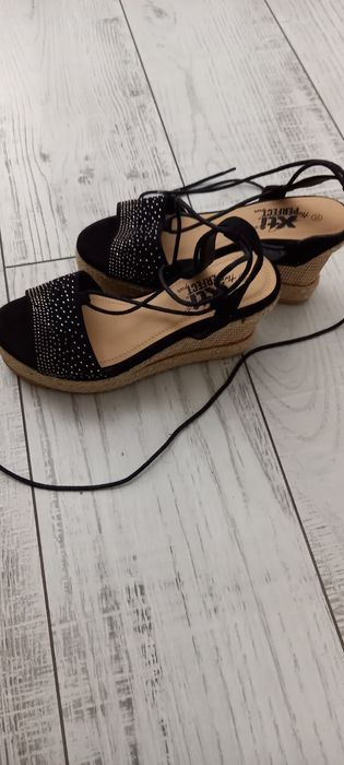 Сандали със връзки