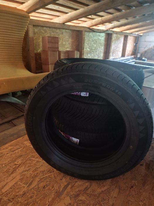 Vând set 4 anvelope de iarnă Taurus 205/60 R16