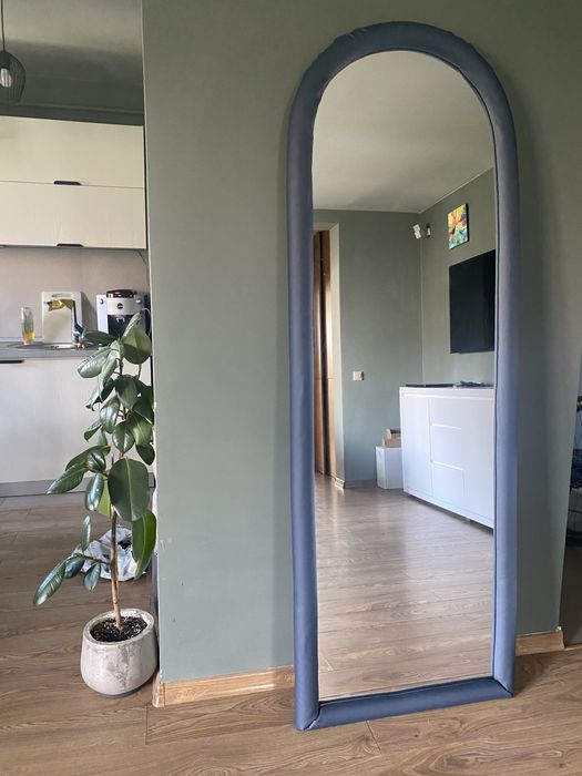 Oglinda decorativa tip boltă cu ramă piele ecologică