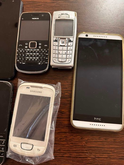 Lot 8 telefoane mobile vechi – Samsung, HTC, BlackBerry, Nokia – pentru piese sau recondiționare