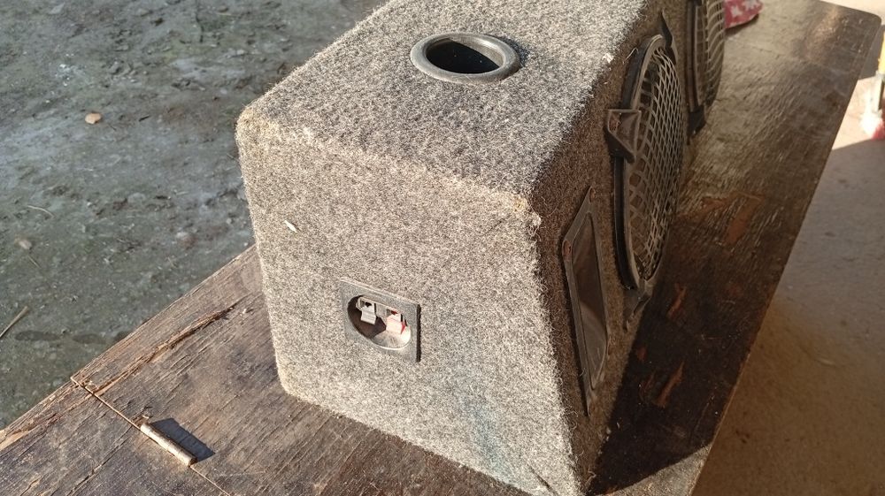 Vând subwoofer perfect functional 250 lei auto( 12 v )