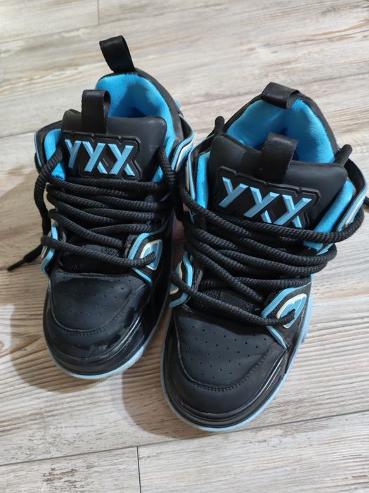 Adidași gryxx aproape noi