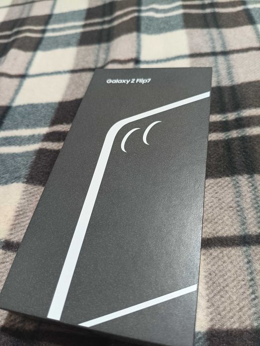 Смартфон samsung galaxy Z Flip7