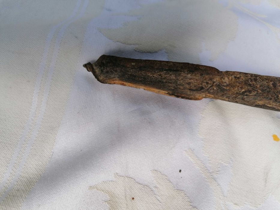 Продавам стара антикварна бургия с дървена дръжка и желязно рамо