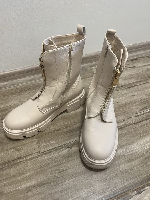 Дамски боти в бежов цвят