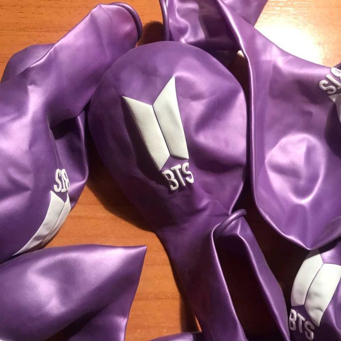 Фиолетовые воздушные шарики с лого BTS