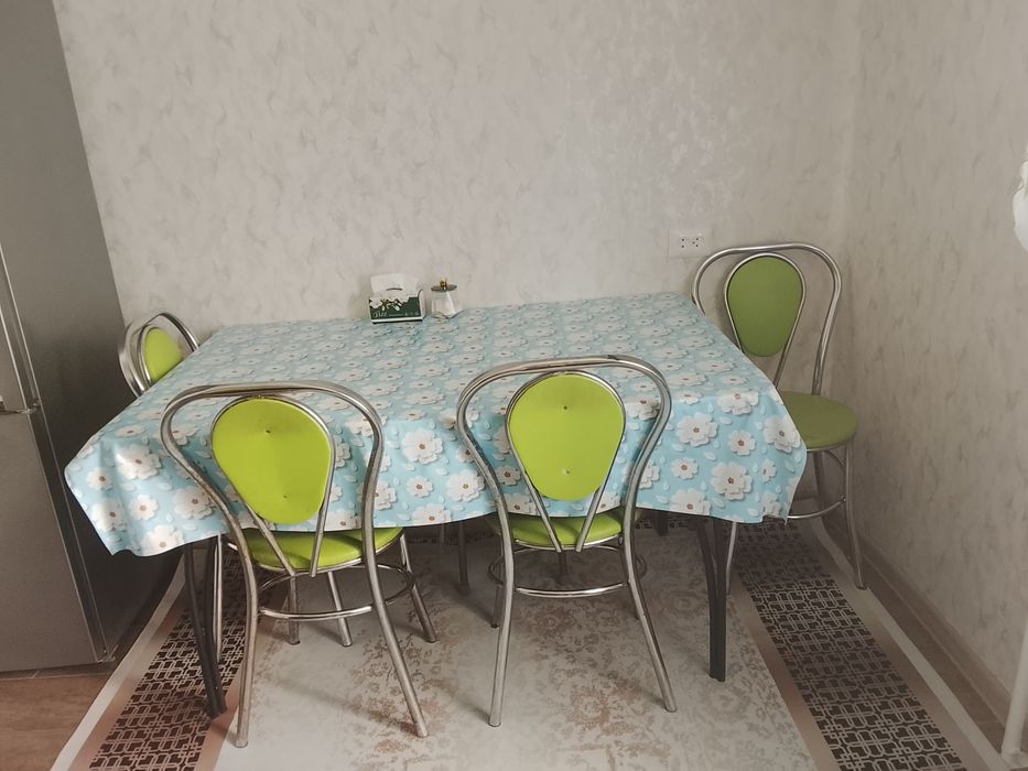 Продам кухонный стол и  стула