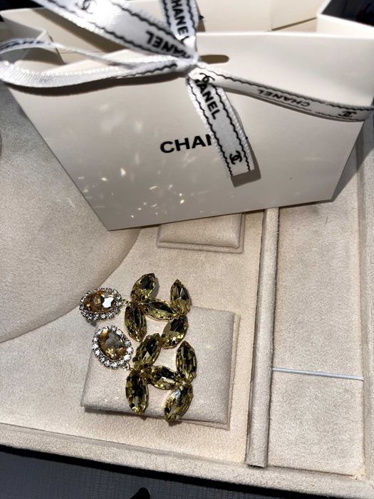 шанел обеци висящи с камъни жълти златни с чантичка златисти топ