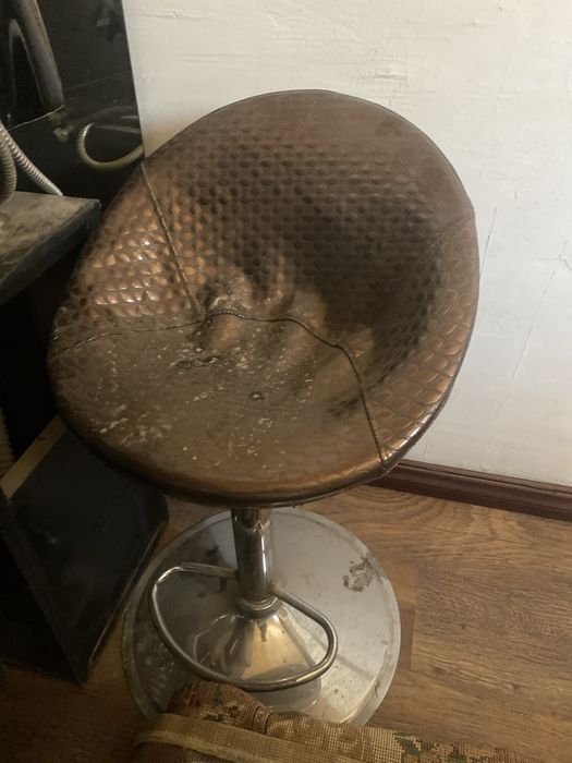 Стулья, шкафы.