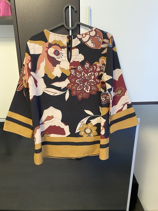 Блуза в топли тонове и едри флорални мотиви купена от Италия