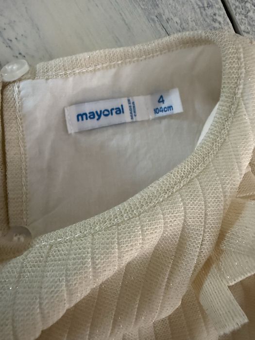 Детска рокля Mayoral с плисиран ефект и панделка