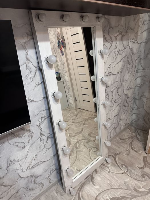 Зеркало  с лампочками