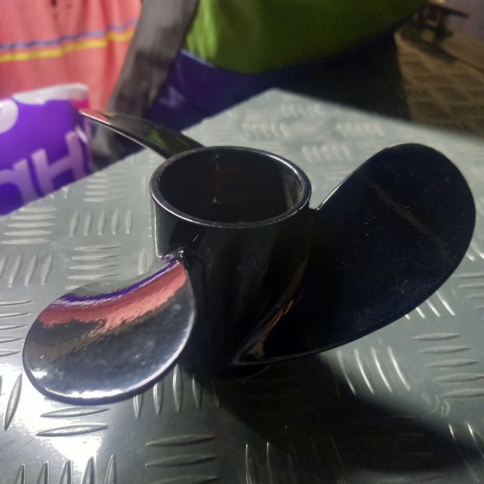 Продам новый оригинальный винт
