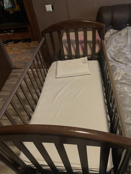 Дървена кошара с матрак и чаршафи