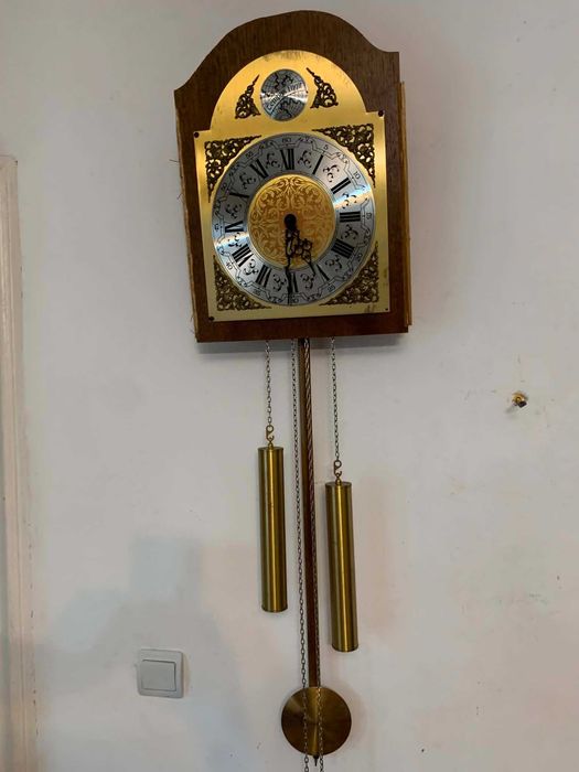 Ceas de perete cu pendula si doua greutati