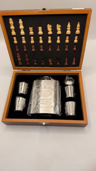Подарочный мужской набор фляжка и шахматы 7 в 1