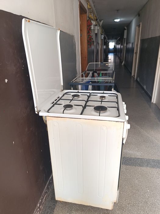 Vând aragaz zanussi