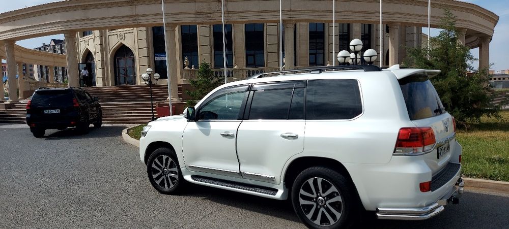 сдается в аренду машина Тойота Лэнд Крузеи 200