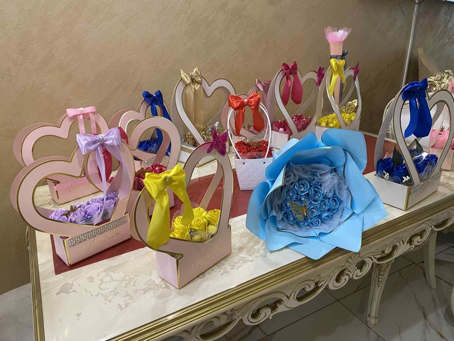 Ръчно изработени сатенени рози в кутия във формата на сърце