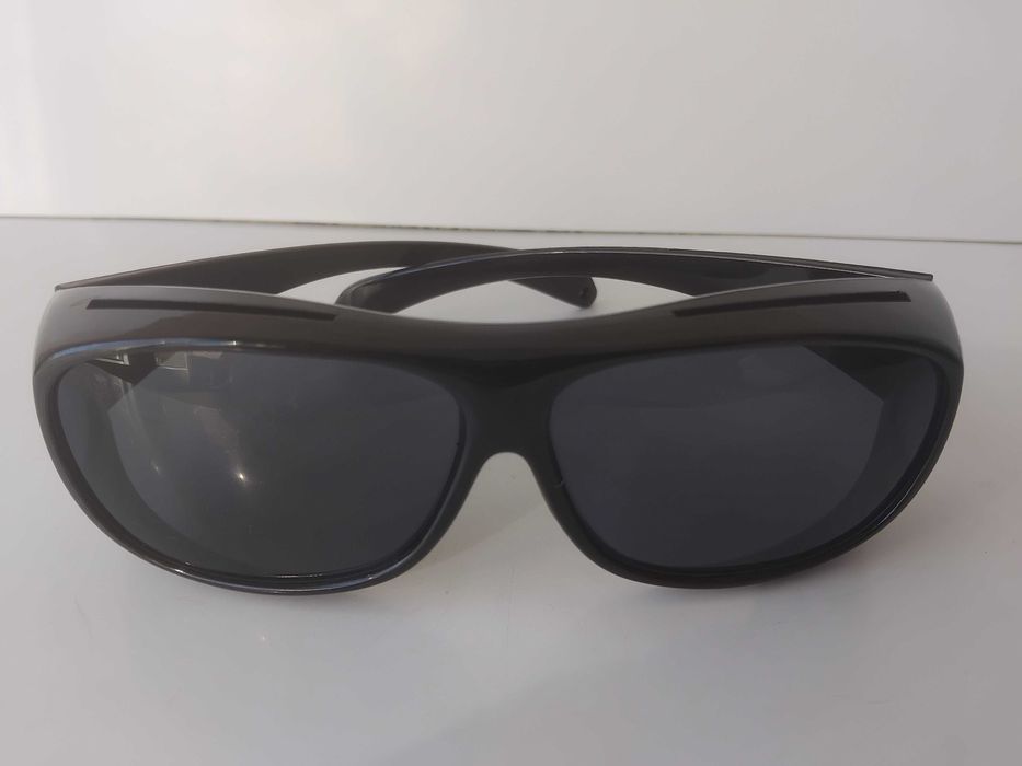 Слънчеви тъмни очила