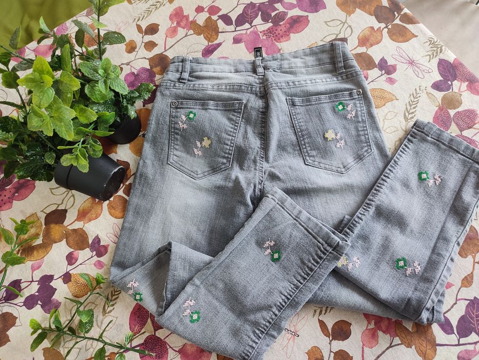 Сиви дънки на цветя