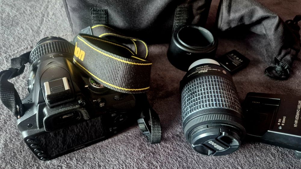 Цифров фотоапарат NIKON D3200 с два обектива , сенник и чанта