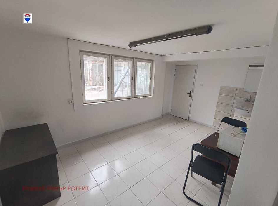 Дава се под наем Офис в Русе, Център - 25 кв.м за 102 € - Снимка #2