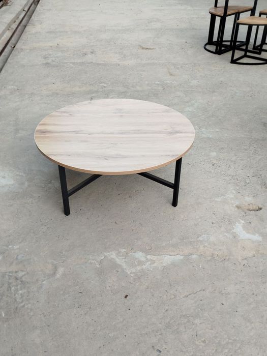 Круглый журнальный стол из лофта