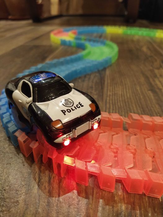 Светеща в тъмното писта с 4 бр. колички на батерии