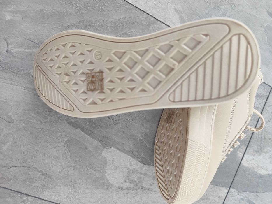 Нови дамски кецове бежови с платформа – модерни и удобни