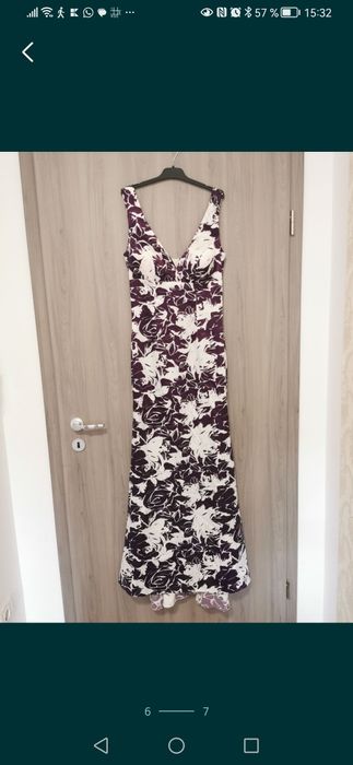 Rochiță lungă mărimea 38. Are cupe la piept și fermoar la spate