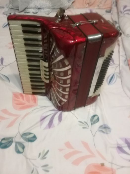 Acordeon Crucianelli cu 96 de basi
