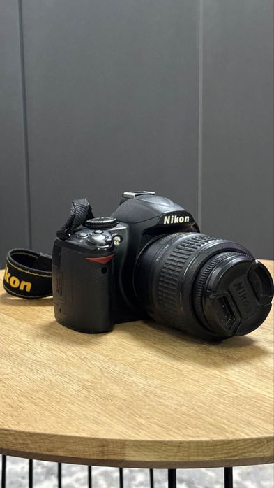 Nikon D3000  cu obiectiv