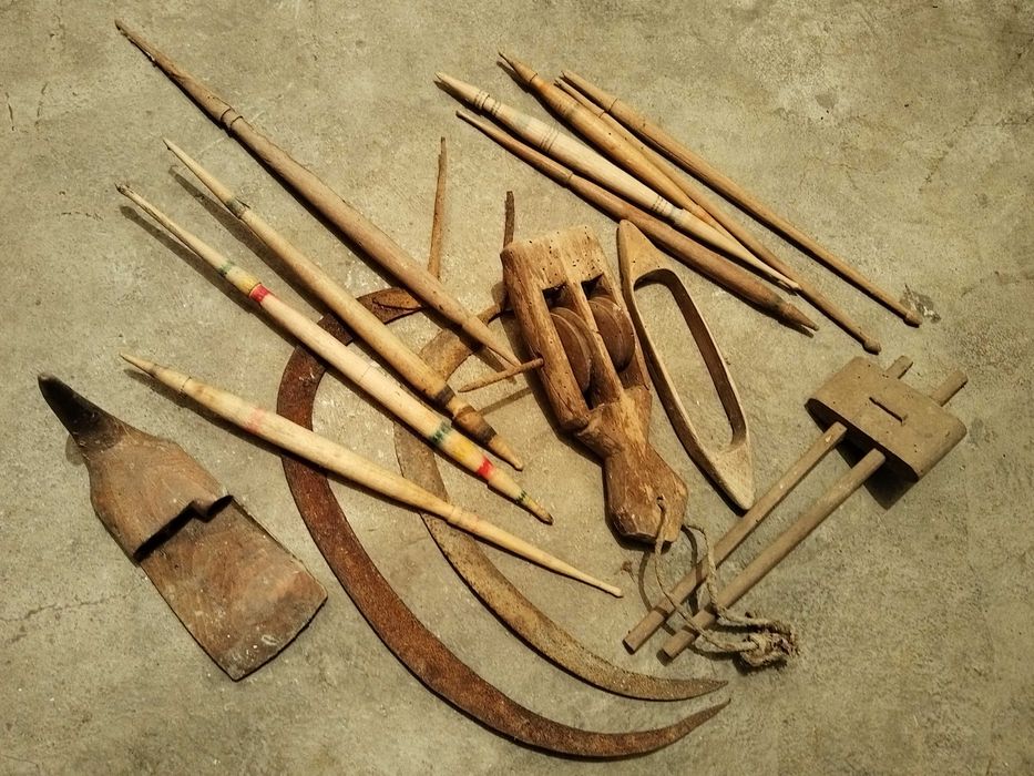 Много стари битови предмети: вретено, ръкойка, сърп, совалка