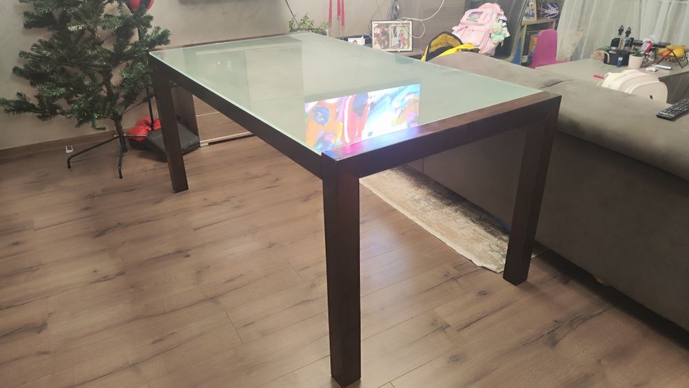 Продавам холна маса от дърво със закалено стъкло