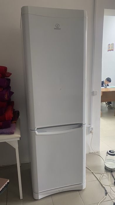 Продам холодильник indesit