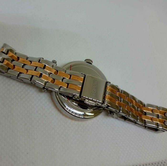 Дамски часовник Esprit ES1L327M0105 – стил, който се забелязва