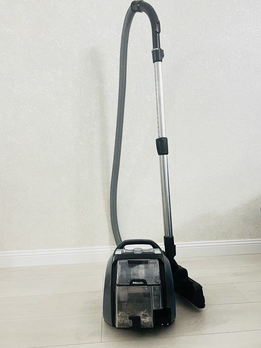Aspirator cu fir miele