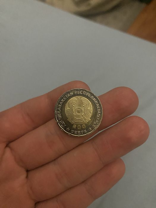 монета 200тг 80 великой победы