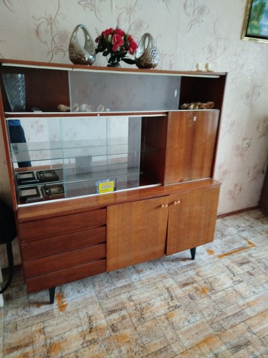 Продам сервант с встроенным шкафом