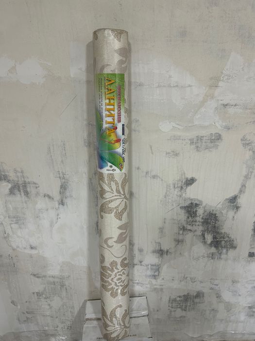 Рулон обоев новых и клеенка