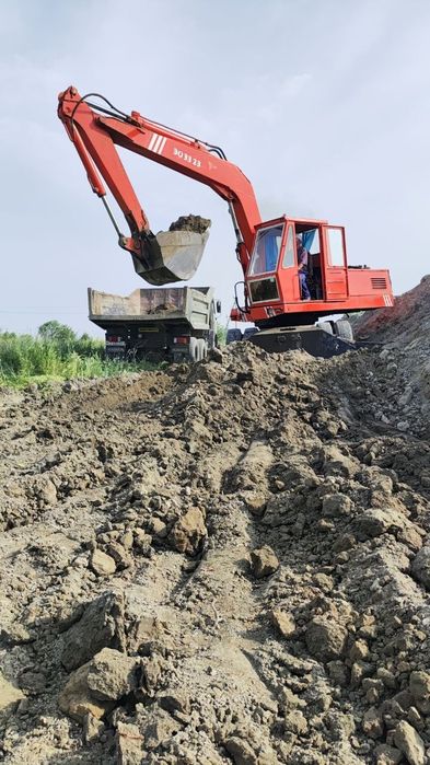 Ekskvator srochno sotiladi