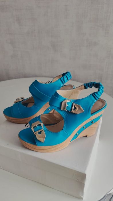 Продам босоножки туфли и сапожки