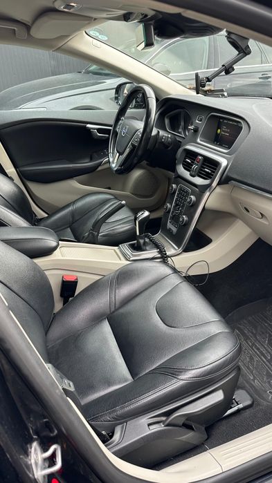 Volvo v40 D4 An 2015 ,190 HP Full Preț negociabil.