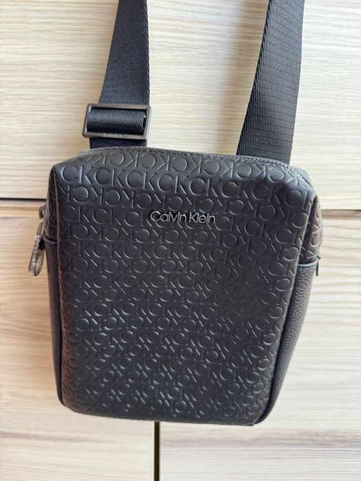 Продавам оригинални кожени мъжки чанти за през рамо – Calvin Klein и GUESS – чисто нови.