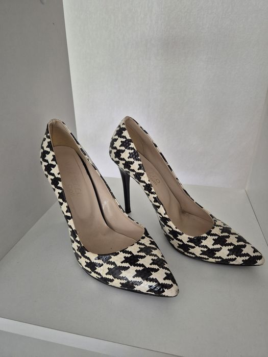 Елегантни обувки на ток